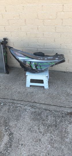 2021 Hyundai Elantra right headlight