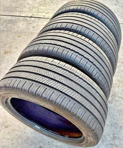 235 45 18 Michelin tires Con 80% de Vida Las 4