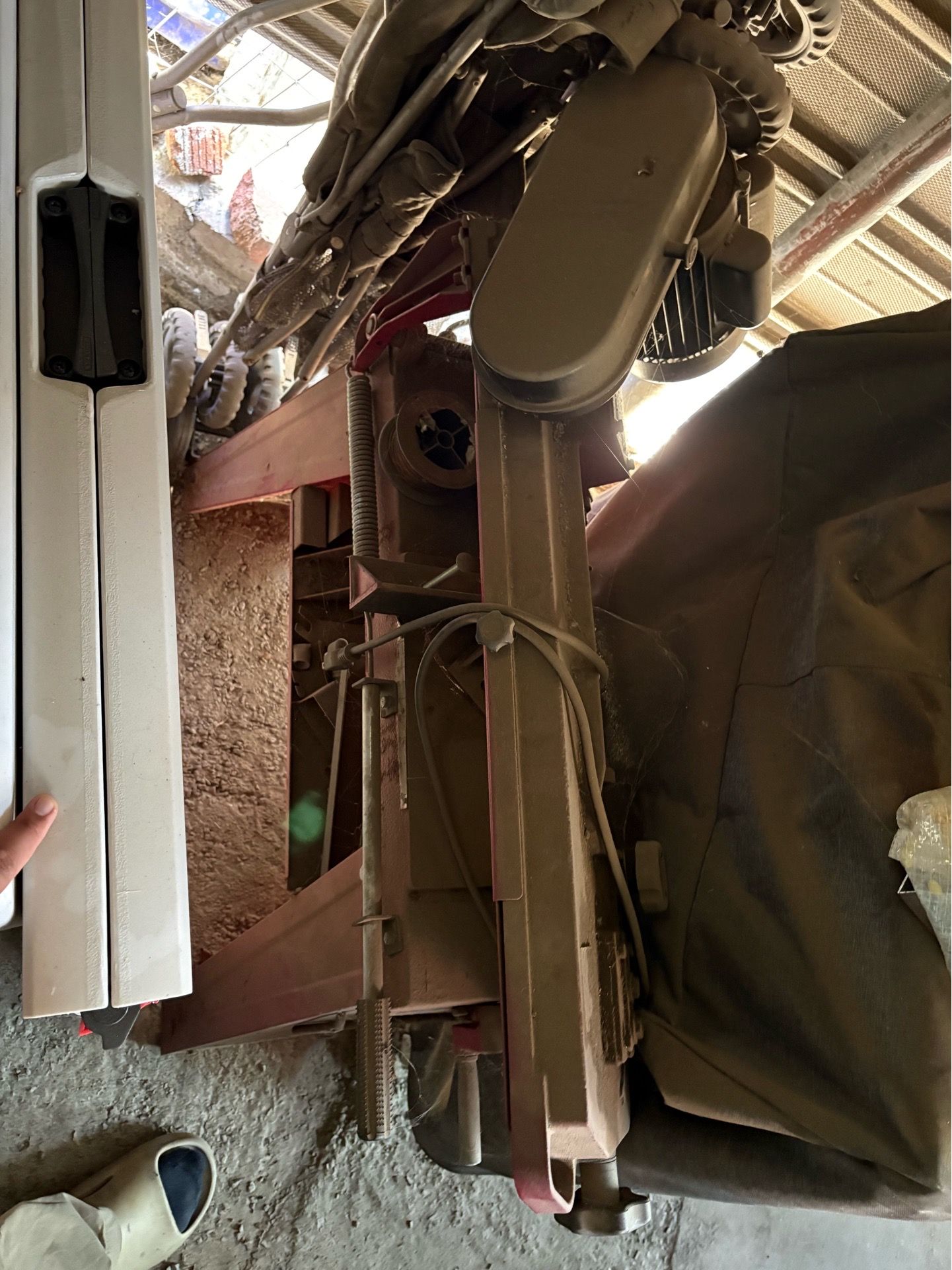 Metal cutting bandsaw