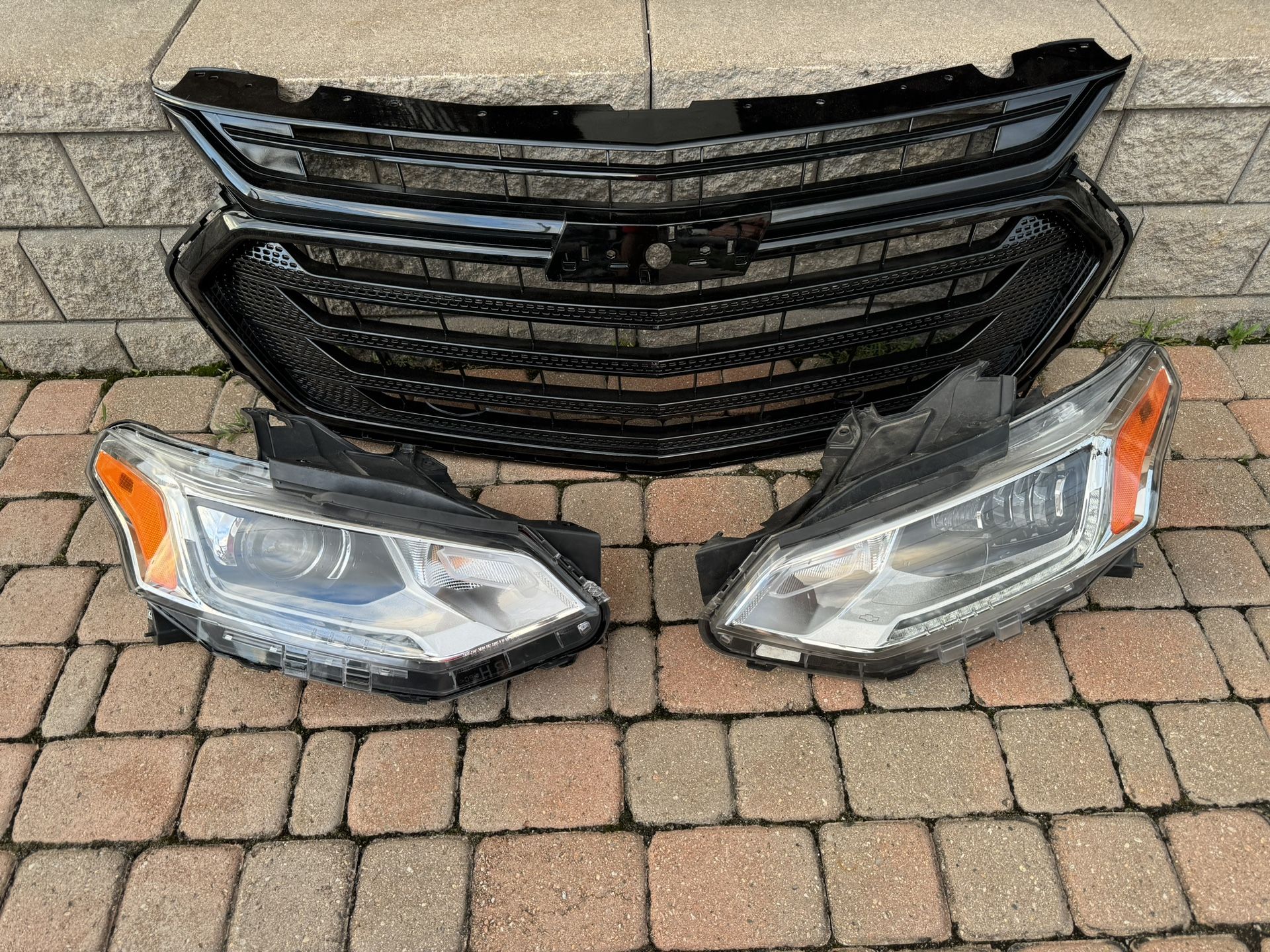 2018 Traverse Grill+Front Headlights