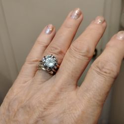 Beautiful 5 Carat Certified Moissanite Ring$125...Size 6