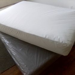 Queen Size Mattress - Special Foam, Brand New Costs Over $ 1,000 + Box Spring Still Wrapped In Plastic