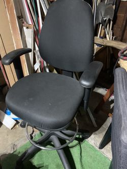 Computer chair enorgonomic chair for office or gaming msrp $800. Almost new condition. high stool chair