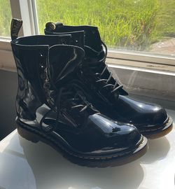 Mint!! Dr. Martens Black Patent Leather Lace-Up Boots - 11