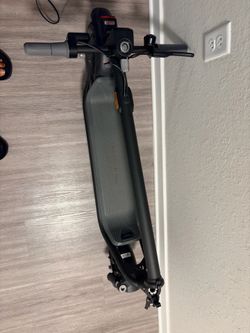 KQi 100P Electric Scooter + Charger + Helmet – Used Only 2 Months