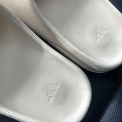 Adidas Yeezy Slides (Pure)