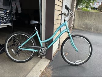 Women’s Schwinn Bicycle (LIKE NEW)