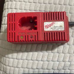 Milwaukee  7.2 V.  9.5 V Smart Start Battery Charger