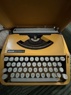 Typewriter Vintage Olivetti Lettera 82 Portable