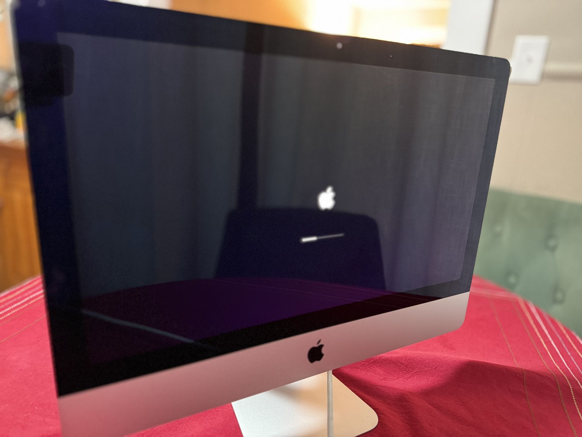Late 2015 Apple iMac 21.5 with 4K Retina Display/3.1GHz Intel Core i5-5675R Quad-Core
