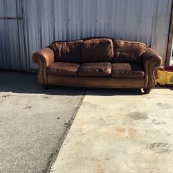 LEATHER COMFY COUCH NEEDS TLC