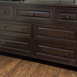 Dresser / Chest Of Drawers 