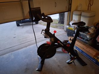 2021 Peloton Bike 2nd Gen Excellent Condition with Accessories - Dallas, TX