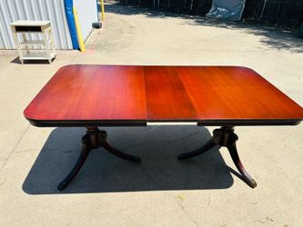 Beautiful Vintage Duncan Phyfe Mahogany Extendable Dining Table with Leaf