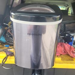 Ice  Maker  Machine  Good Working Condition 