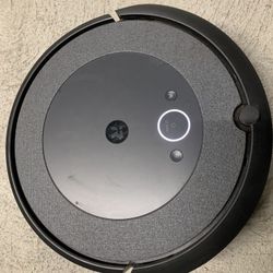 iRobot Roomba i3 Robot Vacuum with Charging Dock – Excellent Condition