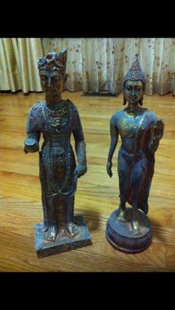2 beautiful antic looking statue