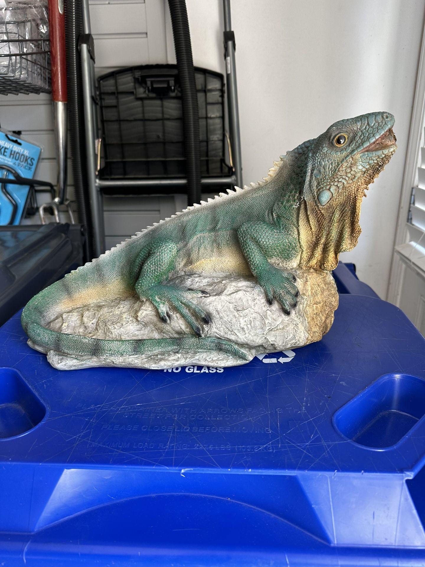 Design Toscano Fountain Iguana Stone 1-Piece Bonded Resin Piped Spitting Statue