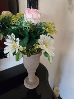 Pretty Floral Arrangement In Excellent Condition