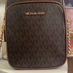 Dark brown, Michael Kors Crossbody in excellent brand new condition hardly used