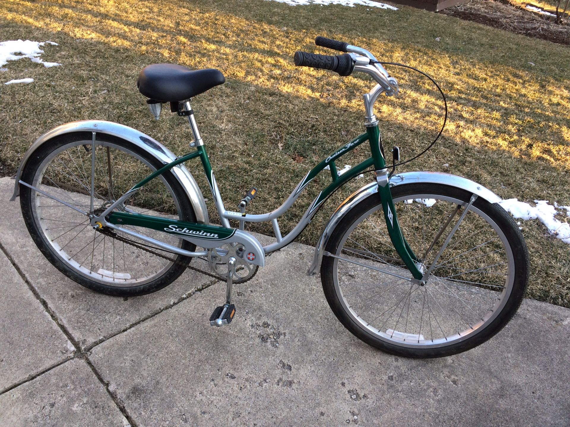 SchwInn Women’s Cruiser Four-Speed Bike