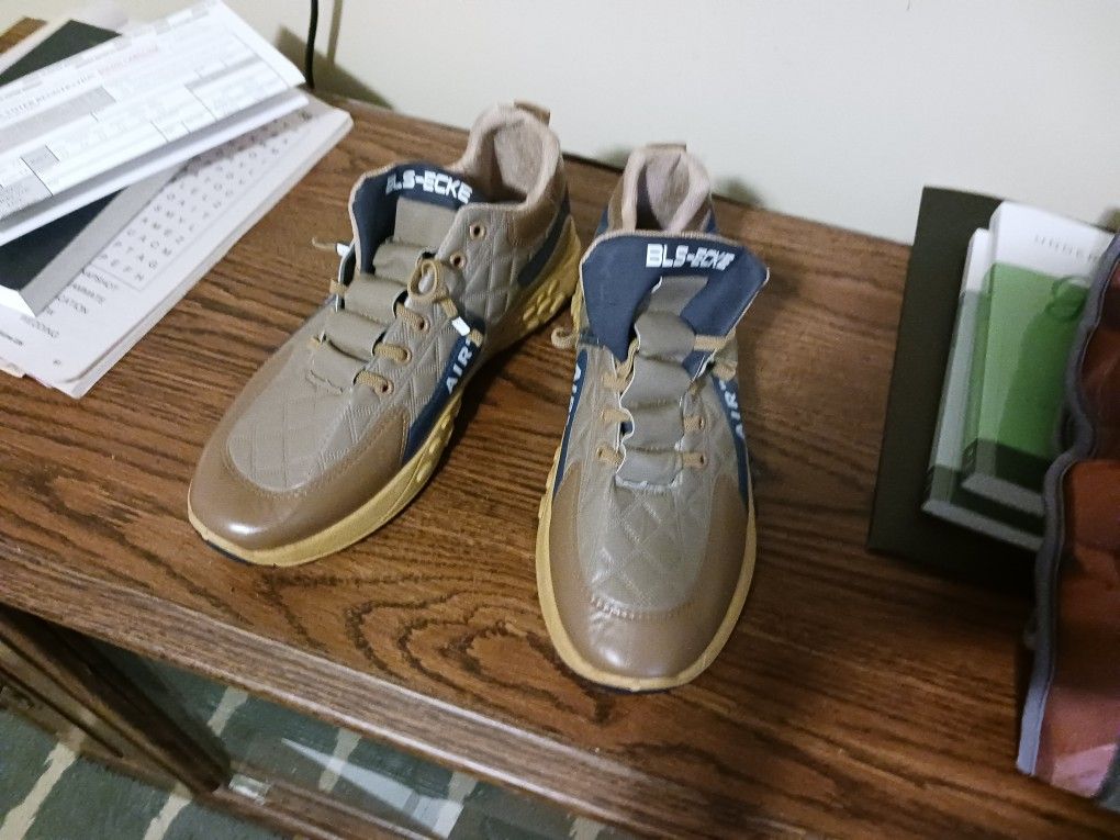 MAN'S SNICKER SIZE 91/2. LIGHT BROWN