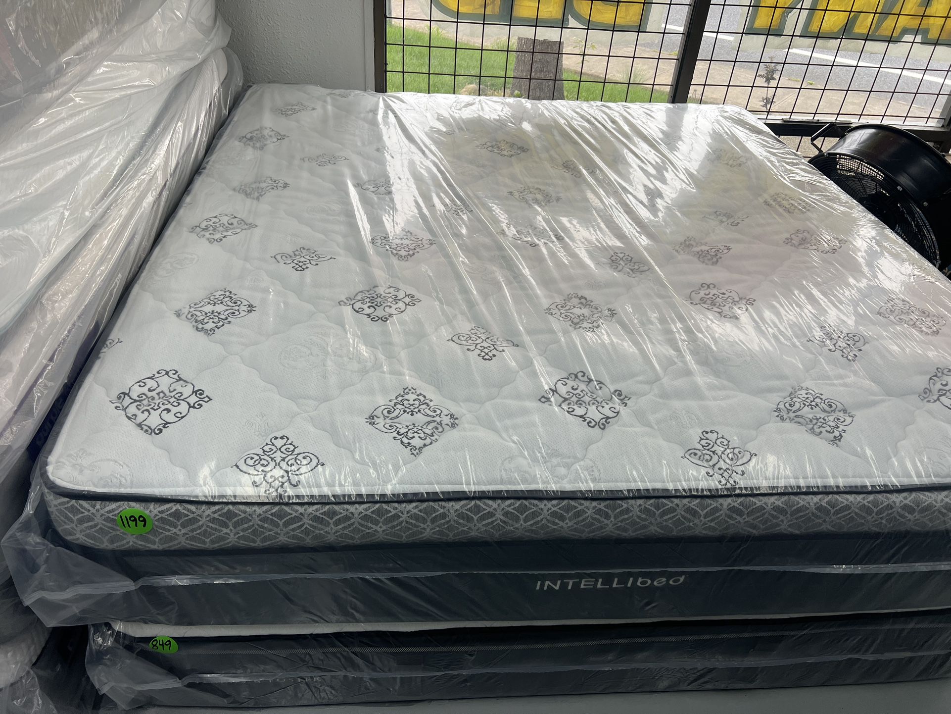 KING SIZE INTELLIBED “MIDNIGHT” MATTRESS & BOX SPRINGS BED SET