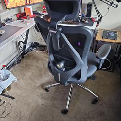 Ergonomic Office Chair – Adjustable Lumbar & Headrest