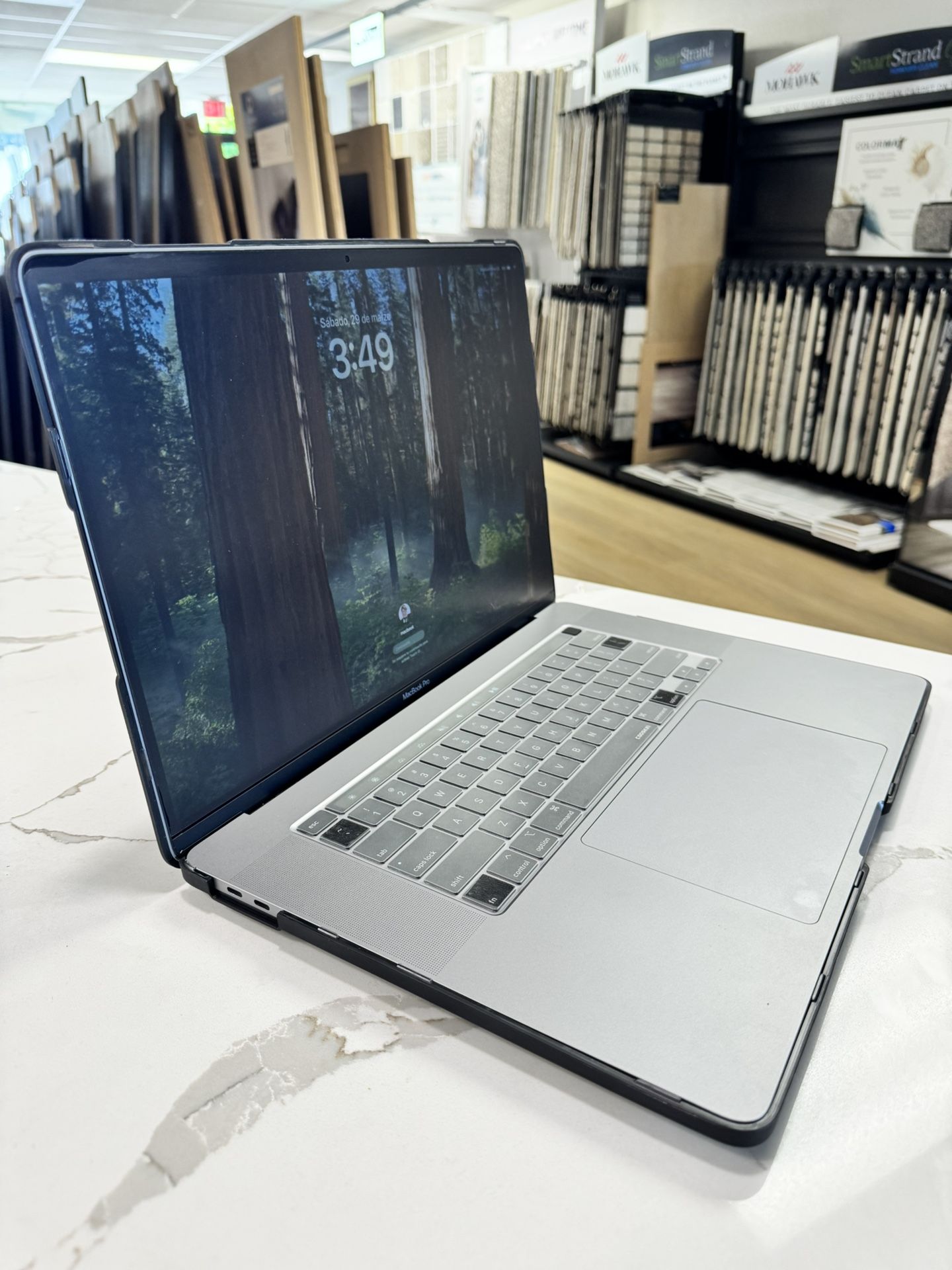 BEAST Macbook Pro 2019 i9 64GB Ram 512 HDD