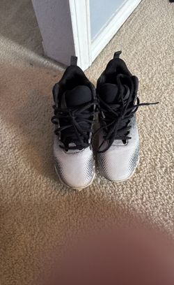 Youth Under Armour Football Cleats Size 3.5