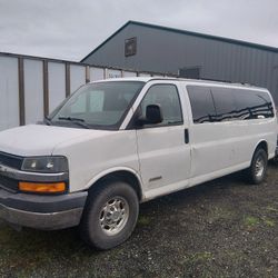Strong 2004 Chevrolet Express 3500 Extended