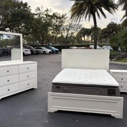 Beautiful Bedroom Set Queen Size Solid Wood White Color In Excellent Condition by LY Furniture