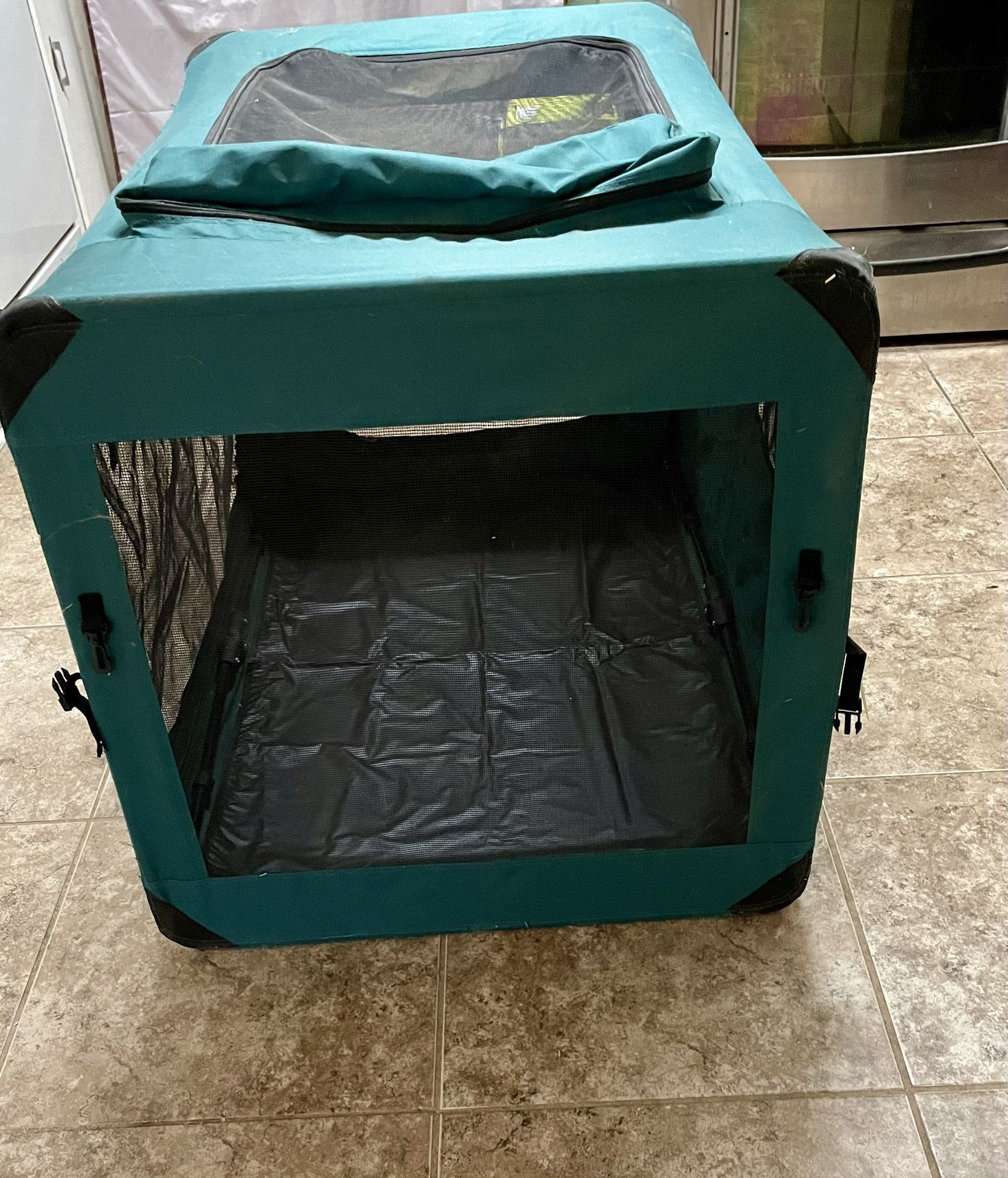 Dog Crate XX Lg made of Cloth And mesh material very cool for summertime