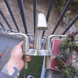 Delta lav faucet