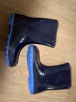 Kids rain boots (size 13-1)