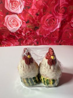 Fat Bottom Colorful Hen Rooster Chicken Salt And Pepper Shakers