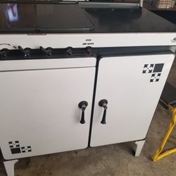 VINTAGE GAS STOVE
