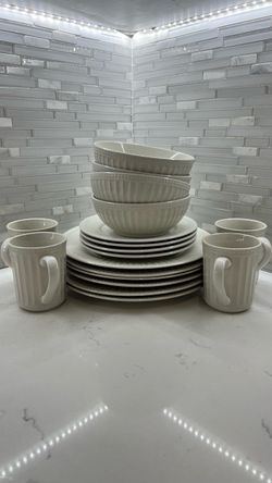 dinnerware set by Tabletops Gallery (Brentwood collection).