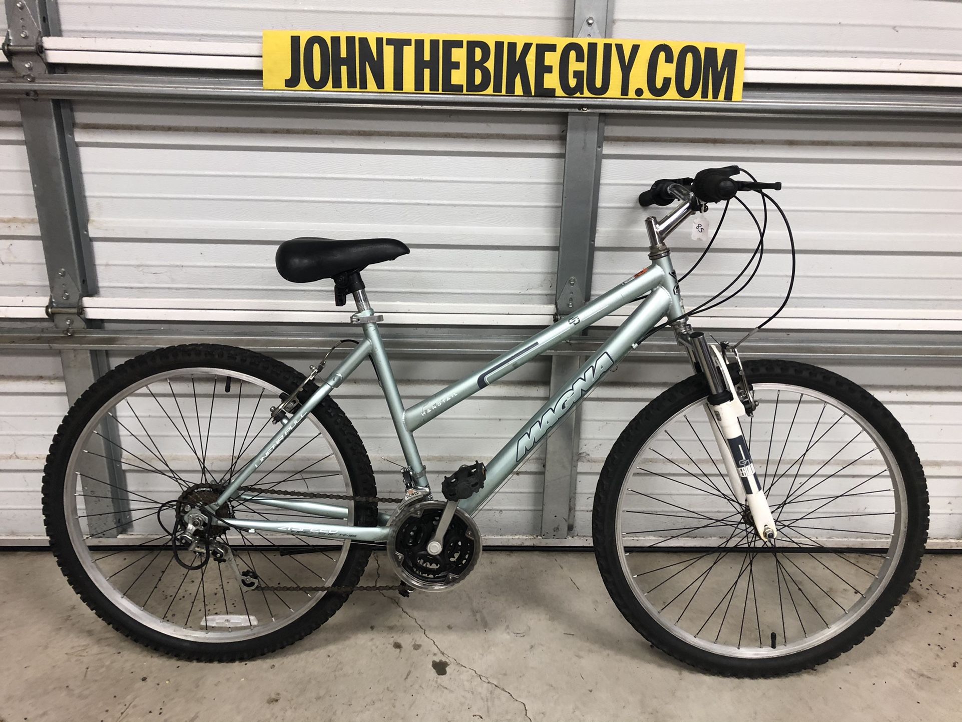 Women’s 26 inch magna great divide Hardtail mountain bike large frame