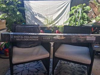 Titan pull lock projector screen