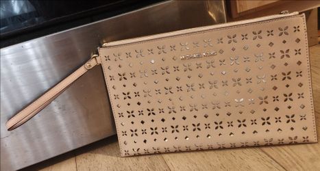 MICHAEL KORS JET SET TRAVEL LRG ZIP CLUTCH
