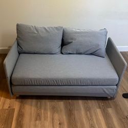 Couch - Pull out bed 