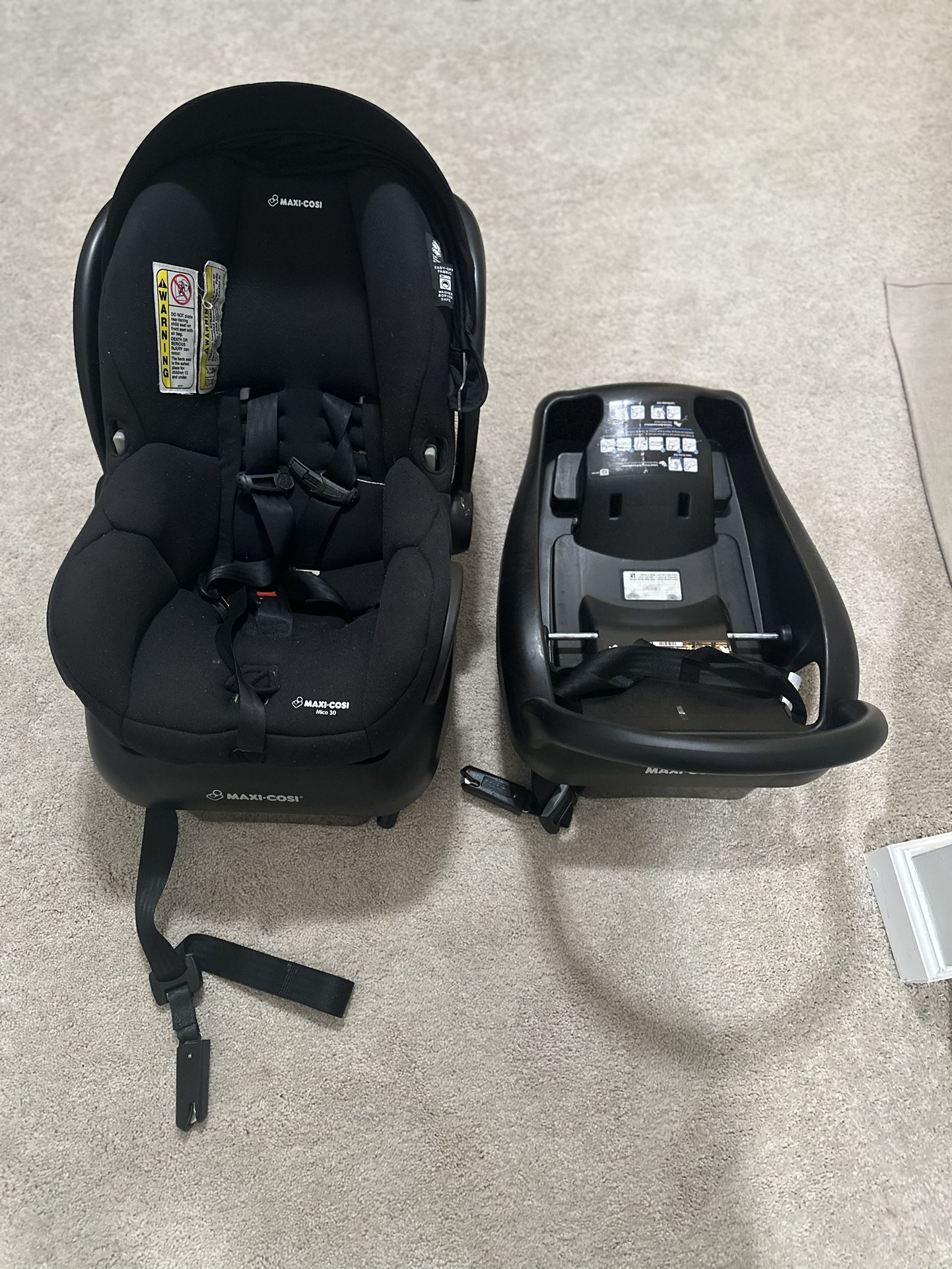 Maxi cosi Infant Car Seat/black And 2 Bases