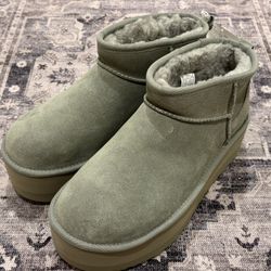 New UGG platform boots women size 9 green 