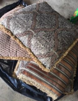 5 large pillows no pets or dogs smoke free home !