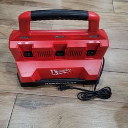 Milwaukee
M18 18V Lithium-Ion PACKOUT 6-Port Rapid Charger
