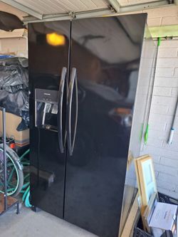 Samsung refrigerator with water and ice dispenser