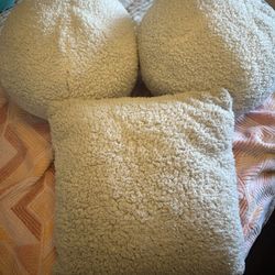 Circle And Square White / Crème Pillows 