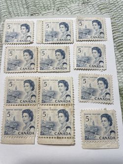 VINTAGE Canada StampQueen Elizabeth I| & Fishing Village (1967) 5¢