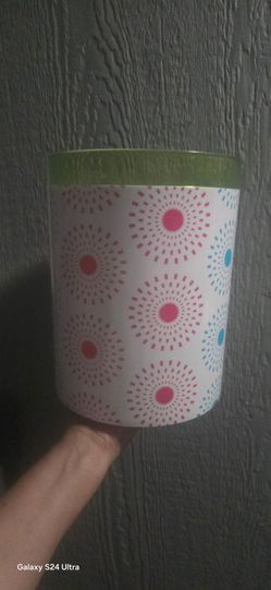 Trashcan 9.5"tall x 7.5"round $9